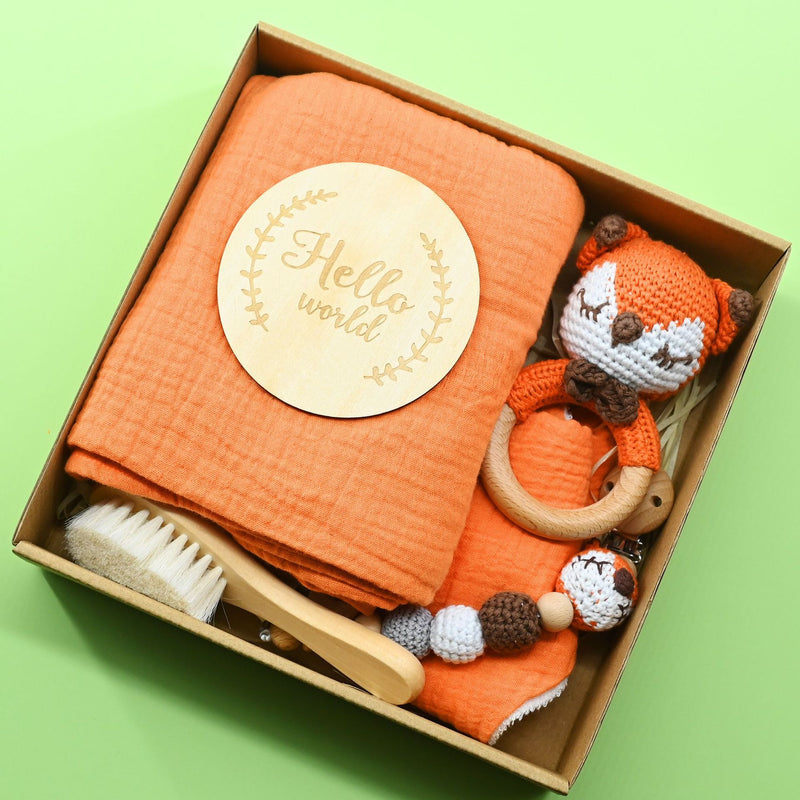 Caja regalo de nacimiento con sonajero de ganchillo